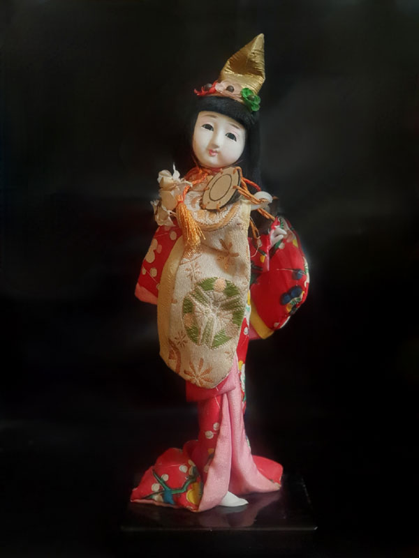 muñeca japonesa antigua con mimono rojo y tambor