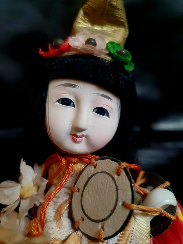 primer plano antigua muñeca japonesa con tsuzumi