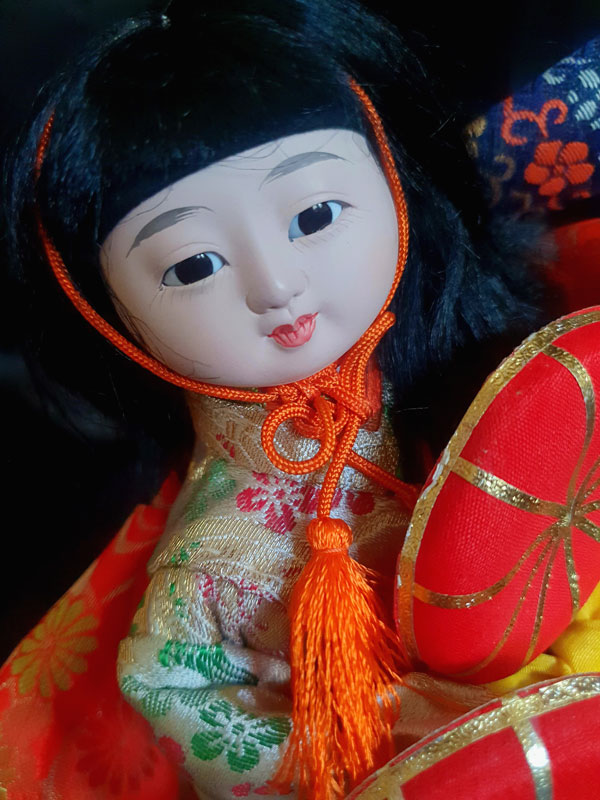 detalle rostro modelado en gofun pintado a mano de muñeca japonesa