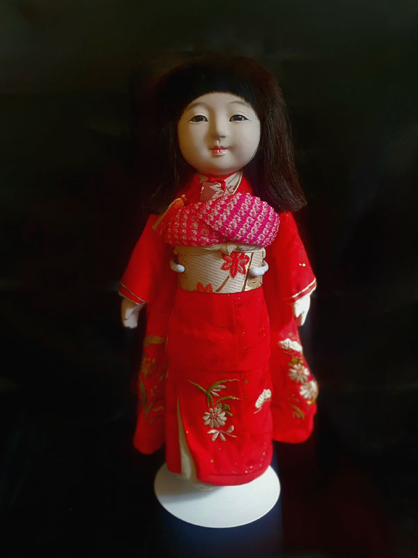 muñeca Ichimatsu años 30 realizada en gofun con kimono rojo