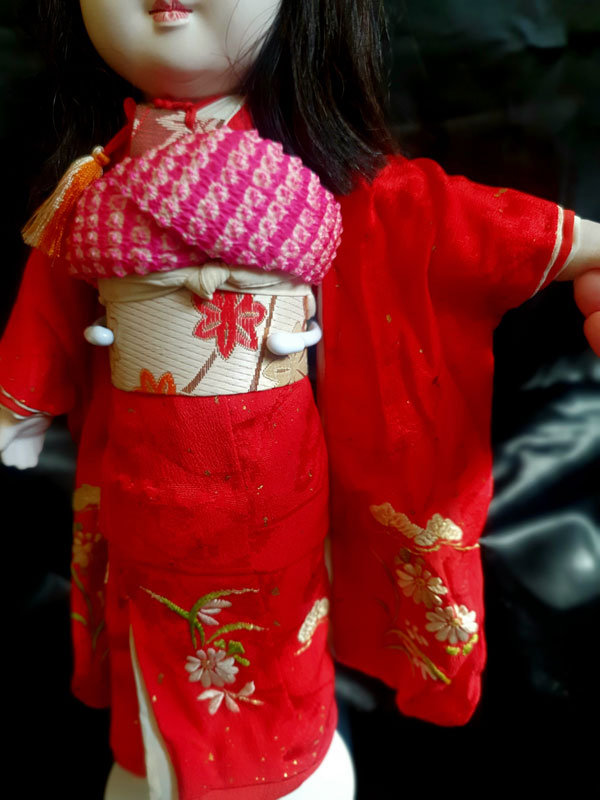 kimono rojo de muñeca ichimatsu años 30 con bordados