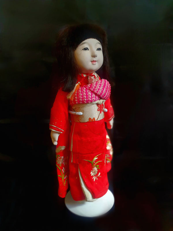 muñeca japonesa antigua con kimono rojo en gofun