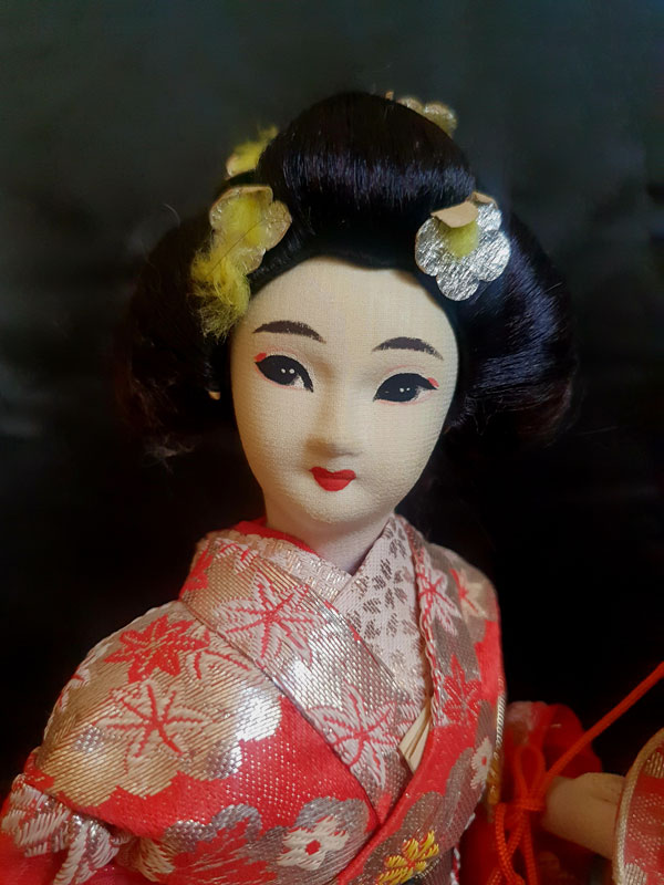 primer plano de antigua muñeca años 20 princesa samurai de Japón