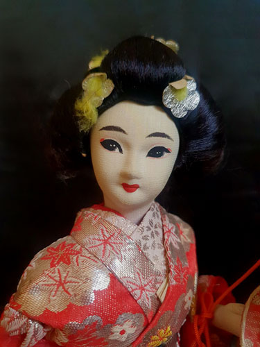 Antigua figura Geisha Ningyō – Yaegaki Hime con gorro samuray
