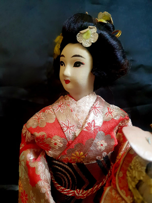 tocado con adornos y flores doradas de muñeca japonesa antigua