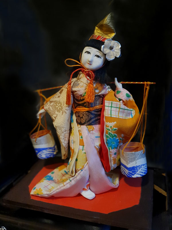 antigua muñeca japonesa con cubos de agua y bonito kimono