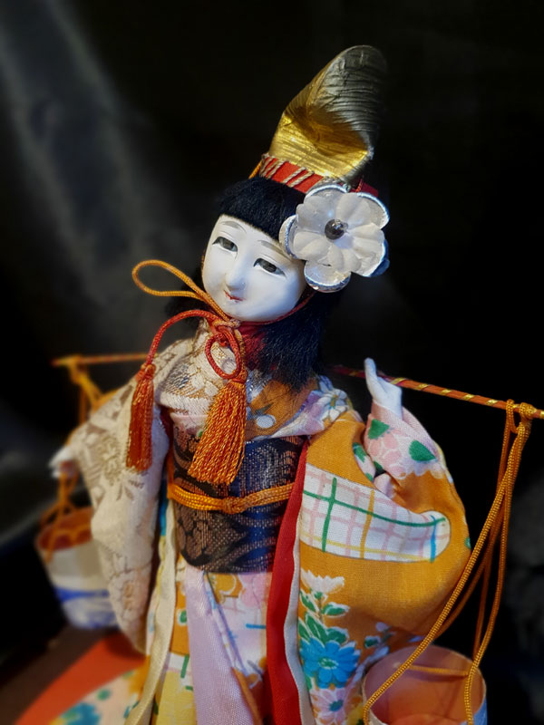 flores en sombrero de muñeca japonesa vintage procedente de colección 