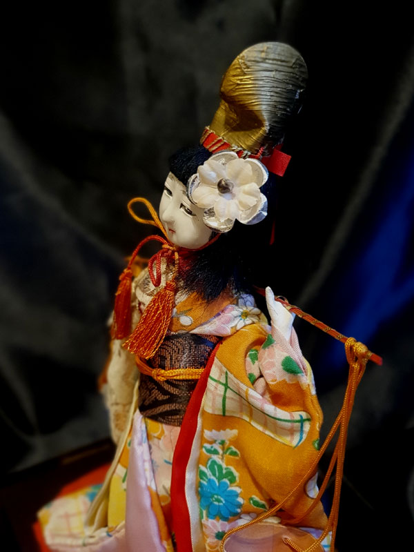 perfil de muñeca japonesa con hremosos detalles del sombrero