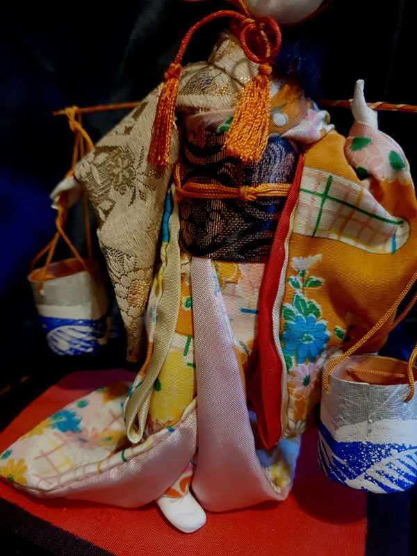 vestido y cubos de colores de muñeca japonesa de gofun