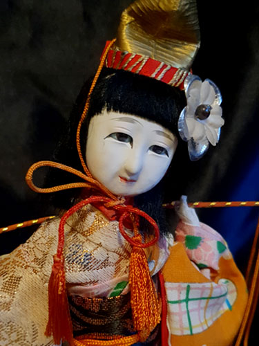 Muñeca vintage japonesa con cubos y kimono rojo pieza única