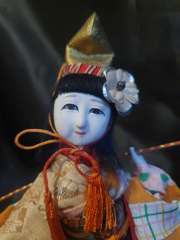 muñeca japonesa costumbrista cargadora de cubos primer plano